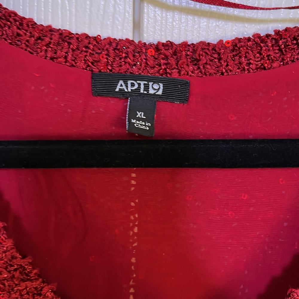 Beautiful red sweater - Picture 2 of 3